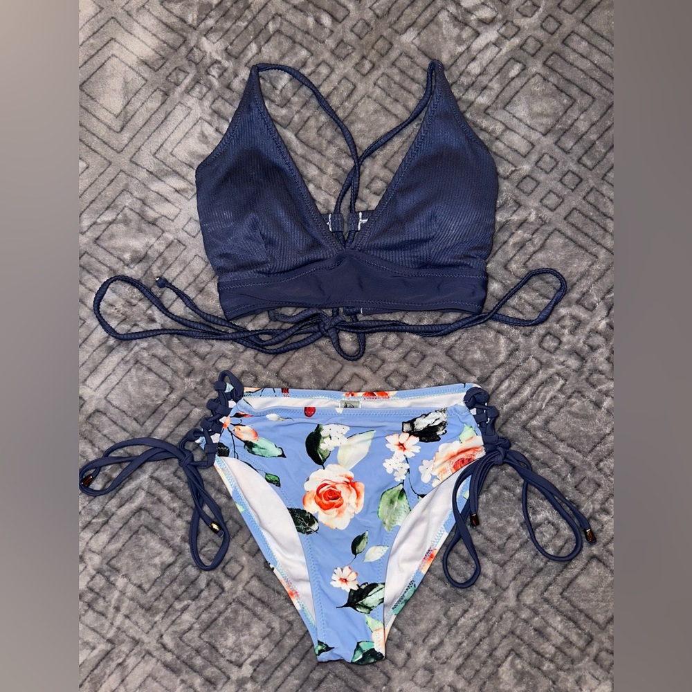 Sold-CUPSHE Small Floral Lace Up Bikini Set in Blue